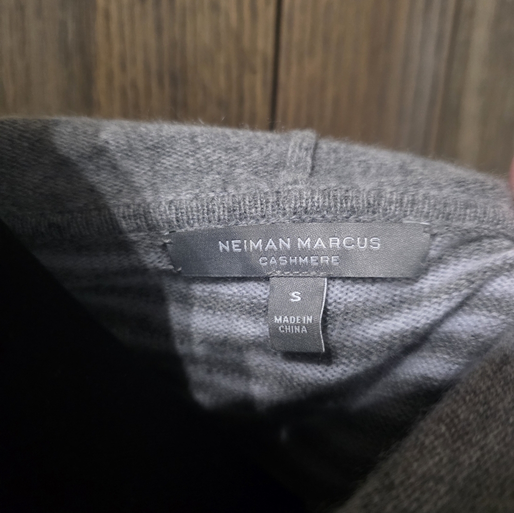Neiman Marcus Gray Cashmere Sweater - Picture 4 of 4